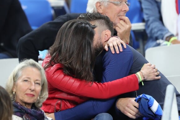 Olivier Giroud et sa femme Jennifer dans les tribunes à la fin du match de quart de finale de l'UEFA Euro 2016 France-Islande au Stade de France à Saint-Denis le 3 juillet 2016.