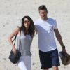 L'attaquant de l'équipe de France, Olivier Giroud et sa femme Jennifer se promènent sur la plage de Rio de Janeiro au Brésil le 26 juin 2014.