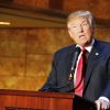 Le candidat républicain aux primaires pour les élections présidentielles, Donald Trump dédicace son nouveau livre "Crippled America" lors d'un conférence à la Trump Tower à New York, le 3 novembre 2015.