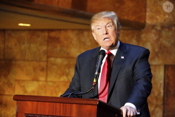 Le candidat républicain aux primaires pour les élections présidentielles, Donald Trump dédicace son nouveau livre "Crippled America" lors d'un conférence à la Trump Tower à New York, le 3 novembre 2015.