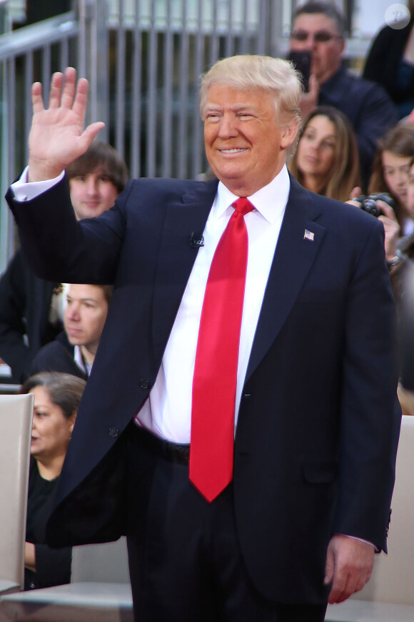 Donald Trump, candidat aux primaires du Parti républicain pour l'élection présidentielle de 2016, participe en famille à l'émission "Today" à la Trump Town Hall, Rockefeller Plaza à New York, le 21 avril 2016.
