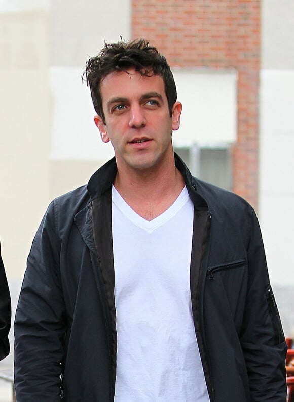 B.J. Novak et sa petite amie se promenent a New York, le 13 mai 2013. B.J. Novak and his girlfriend in NYC's East Village neighborhood13/05/2013 - New York