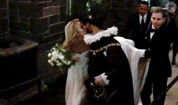 Exclusif - Les mariés Julio Mario Santo Domingo III et Nieves Zuberbühler s'embrassent à la sortie de l'église Visitation of the Blessed Virgin Mary à Brooklyn, New York, le 29 octobre 2016