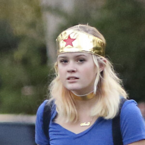 Ava Phillippe et son petit frère Tennessee Toth (les enfants de Reese Witherspoon et Ryan Phillippe) sont déguisés pour Halloween dans les rues de Hollywood, le 31 octobre 2016