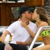 Ryan Phillippe et sa petite amie Paulina Slagter en vacances au bord de la piscine à Miami le 11 juin 2014