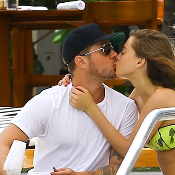 Ryan Phillippe et sa petite amie Paulina Slagter en vacances au bord de la piscine à Miami le 11 juin 2014