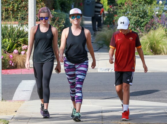 Exclusif - Reese Witherspoon et ses enfants Ava et Deacon Phillippe font un jogging à Brentwood le 9 juillet 2016.