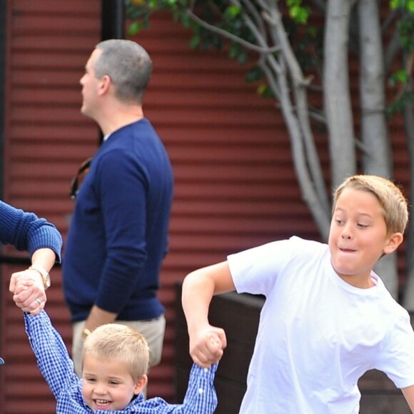 Exclusif - Reese Witherspoon, ses enfants Deacon et Ava, son mari Jim Toth et leur fils Tennessee se rendent à l'église à Santa Monica, le 15 novembre 2015.