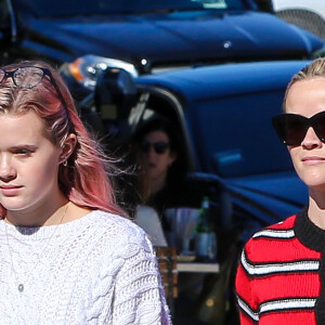 Exclusif - Reese Witherspoon et sa fille Ava se rendent à un salon de beauté à Beverly Hills le 6 novembre 2015.