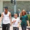Ryan Phillippe et ses enfants Ava et Deacon dans les rues de Brentwood, Los Angeles, Cle 25 août 2013