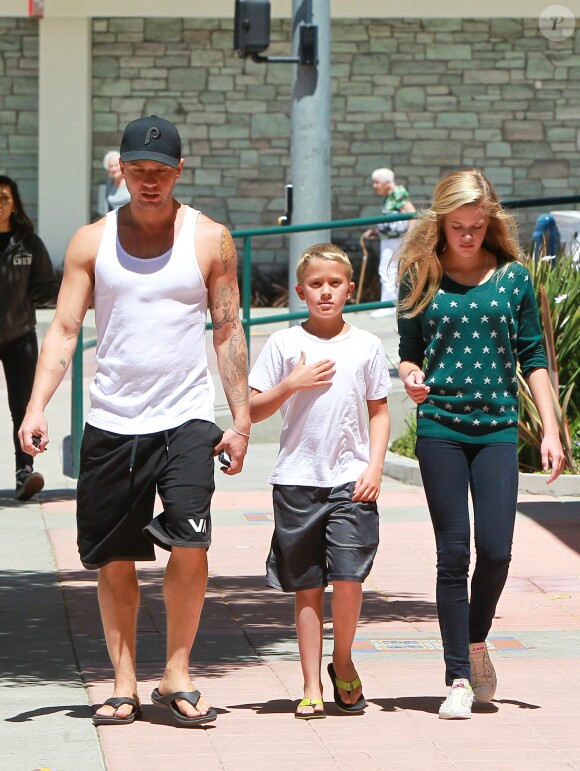 Ryan Phillippe et ses enfants Ava et Deacon dans les rues de Brentwood, Los Angeles, Cle 25 août 2013