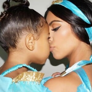 Kim Kardashian en famille pour les fêtes d'Halloween. Discrète depuis son agression, la star de télé-réalité a dévoilé ces clichés sur son site internet officiel, vendredi 11 novembre 2016. Déguisée en princesse Jasmine, elle s'affiche en grande forme aux côtés de ses enfants, North et Saint, de son époux Kanye West, de sa soeur Kourtney et de sa grand-mère Mary Jo. Il s'agit des premières photos publiées sur Internet depuis son braquage à main armée survenu à Paris le 3 octobre dernier.