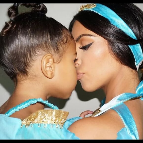 Kim Kardashian en famille pour les fêtes d'Halloween. Discrète depuis son agression, la star de télé-réalité a dévoilé ces clichés sur son site internet officiel, vendredi 11 novembre 2016. Déguisée en princesse Jasmine, elle s'affiche en grande forme aux côtés de ses enfants, North et Saint, de son époux Kanye West, de sa soeur Kourtney et de sa grand-mère Mary Jo. Il s'agit des premières photos publiées sur Internet depuis son braquage à main armée survenu à Paris le 3 octobre dernier.