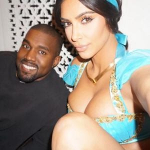 Kim Kardashian en famille pour les fêtes d'Halloween. Discrète depuis son agression, la star de télé-réalité a dévoilé ces clichés sur son site internet officiel, vendredi 11 novembre 2016. Déguisée en princesse Jasmine, elle s'affiche en grande forme aux côtés de ses enfants, North et Saint, de son époux Kanye West, de sa soeur Kourtney et de sa grand-mère Mary Jo. Il s'agit des premières photos publiées sur Internet depuis son braquage à main armée survenu à Paris le 3 octobre dernier.