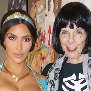 Kim Kardashian en famille pour les fêtes d'Halloween. Discrète depuis son agression, la star de télé-réalité a dévoilé ces clichés sur son site internet officiel, vendredi 11 novembre 2016. Déguisée en princesse Jasmine, elle s'affiche en grande forme aux côtés de ses enfants, North et Saint, de son époux Kanye West, de sa soeur Kourtney et de sa grand-mère Mary Jo. Il s'agit des premières photos publiées sur Internet depuis son braquage à main armée survenu à Paris le 3 octobre dernier.