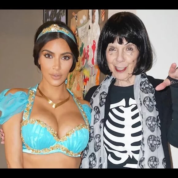 Kim Kardashian en famille pour les fêtes d'Halloween. Discrète depuis son agression, la star de télé-réalité a dévoilé ces clichés sur son site internet officiel, vendredi 11 novembre 2016. Déguisée en princesse Jasmine, elle s'affiche en grande forme aux côtés de ses enfants, North et Saint, de son époux Kanye West, de sa soeur Kourtney et de sa grand-mère Mary Jo. Il s'agit des premières photos publiées sur Internet depuis son braquage à main armée survenu à Paris le 3 octobre dernier.