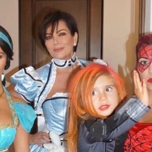 Kim Kardashian en famille pour les fêtes d'Halloween. Discrète depuis son agression, la star de télé-réalité a dévoilé ces clichés sur son site internet officiel, vendredi 11 novembre 2016. Déguisée en princesse Jasmine, elle s'affiche en grande forme aux côtés de ses enfants, North et Saint, de son époux Kanye West, de sa soeur Kourtney et de sa grand-mère Mary Jo. Il s'agit des premières photos publiées sur Internet depuis son braquage à main armée survenu à Paris le 3 octobre dernier.