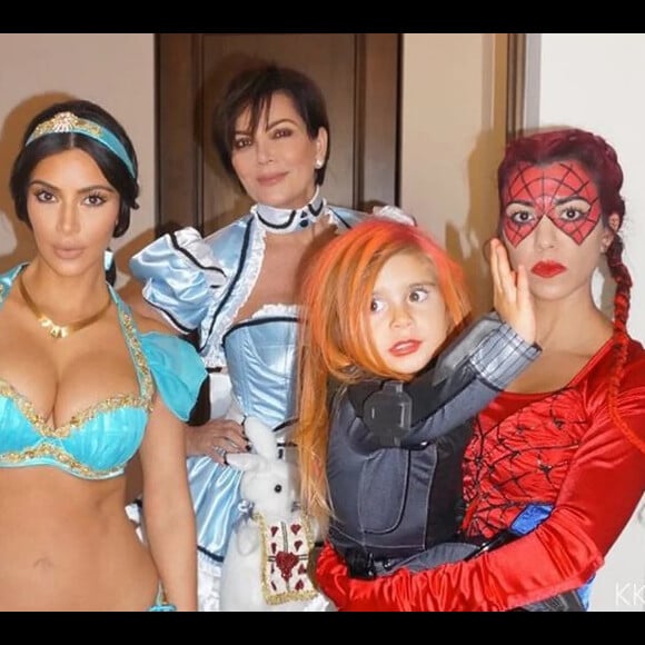 Kim Kardashian en famille pour les fêtes d'Halloween. Discrète depuis son agression, la star de télé-réalité a dévoilé ces clichés sur son site internet officiel, vendredi 11 novembre 2016. Déguisée en princesse Jasmine, elle s'affiche en grande forme aux côtés de ses enfants, North et Saint, de son époux Kanye West, de sa soeur Kourtney et de sa grand-mère Mary Jo. Il s'agit des premières photos publiées sur Internet depuis son braquage à main armée survenu à Paris le 3 octobre dernier.