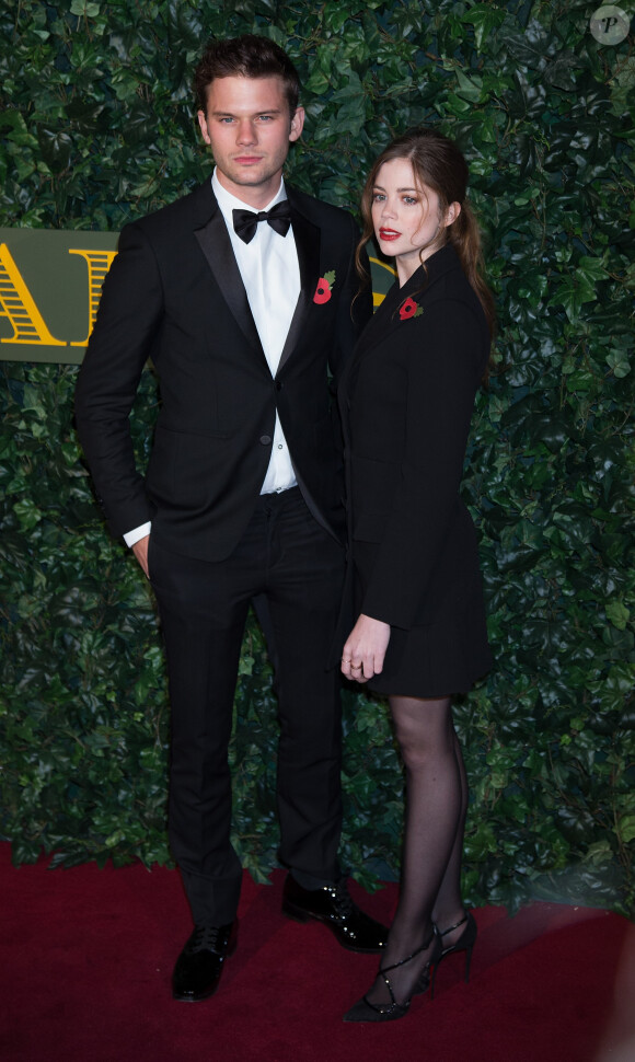 Jeremy Irvine et Charlotte Hope à la Cérémonie des "Evening Standard Theatre Awards" au théâtre Old Vic à Londres, le 13 novembre 2016.