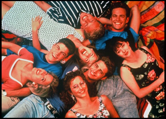Les acteurs de Beverly Hills, 90210 (Tori Spelling, Jason Priestley, Ian Ziering, Luke Perry, Shannen Doherty et Gabrielle Carteris) posent en octobre 1991.