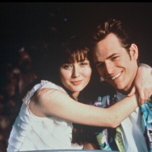 Shannen Doherty et Luke Perry, en couple dans Beverly Hills, 90210, en 1990.