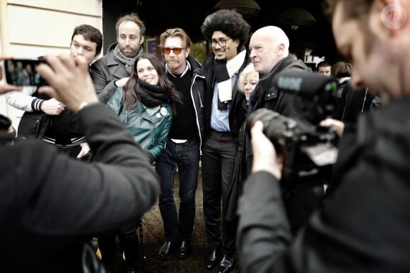 Jesse Hughes, leader du groupe Eagles of Death Metal, avec des victimes pendant la cérémonie d'hommages au Bataclan, Paris, lez 13 novembre 2016.