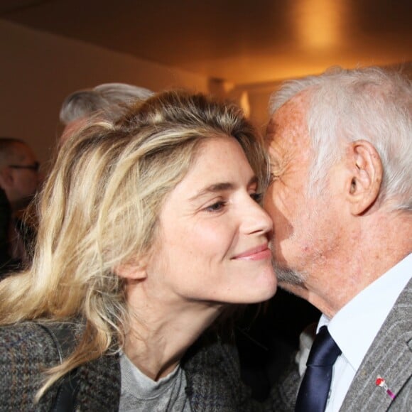 Alice Taglioni et Jean-Paul Belmondo - Remise du 70e prix du polar "Quai des Orfèvres 2017" par la marraine l'actrice Alice Taglioni, à Pierre Pouchairet pour son livre "Mortels Traffics" à Paris. Le 15 novembre 2016, en présence d'Alain Delon et Jean-Paul Belmondo qui ont reçu des médailles. © Didier Sabardin/Bestimage