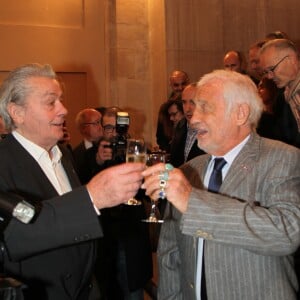 Alain Delon et Jean-Paul Belmondo autour d'une coupe de champagne - Remise du 70e prix du polar "Quai des Orfèvres 2017" par la marraine l'actrice Alice Taglioni, à Pierre Pouchairet pour son livre "Mortels Traffics" à Paris. Le 15 novembre 2016, en présence d'Alain Delon et Jean-Paul Belmondo qui ont reçu des médailles. © Didier Sabardin/Bestimage