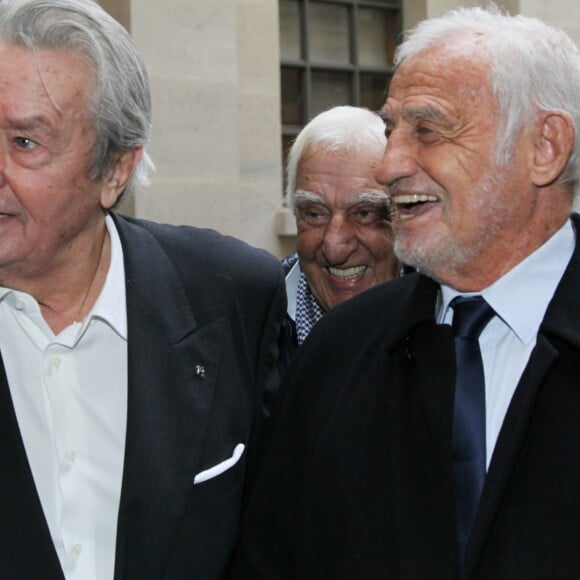 Alain Delon et Jean-Paul Belmondo - Remise du 70e prix du polar "Quai des Orfèvres 2017" par la marraine l'actrice Alice Taglioni, à Pierre Pouchairet pour son livre "Mortels Traffics" à Paris. Le 15 novembre 2016, en présence d'Alain Delon et Jean-Paul Belmondo qui ont reçu des médailles. © Didier Sabardin/Bestimage