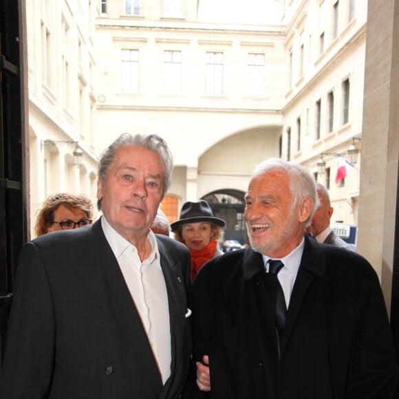 Alain Delon et Jean-Paul Belmondo - Remise du 70e prix du polar "Quai des Orfèvres 2017" par la marraine l'actrice Alice Taglioni, à Pierre Pouchairet pour son livre "Mortels Traffics" à Paris. Le 15 novembre 2016, en présence d'Alain Delon et Jean-Paul Belmondo qui ont reçu des médailles. © Didier Sabardin/Bestimage