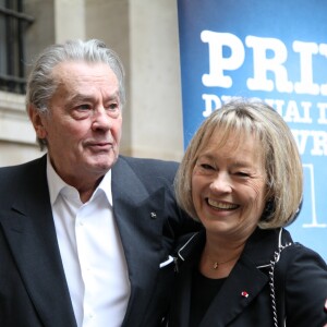 Alain Delon et Martine Monteil - Remise du 70e prix du polar "Quai des Orfèvres 2017" par la marraine l'actrice Alice Taglioni, à Pierre Pouchairet pour son livre "Mortels Traffics" à Paris. Le 15 novembre 2016, en présence d'Alain Delon et Jean-Paul Belmondo qui ont reçu des médailles. © Didier Sabardin/Bestimage