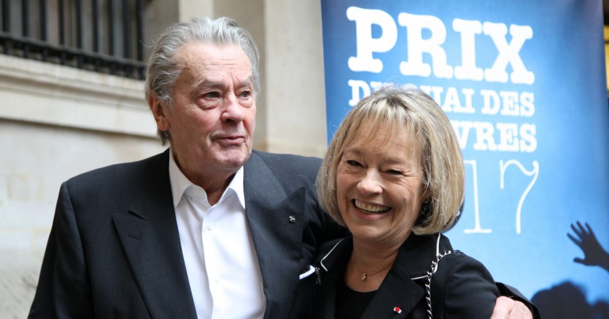 Martine Monteil Jeune Alain Delon et Martine Monteil - Remise du 70e prix du polar Quai des