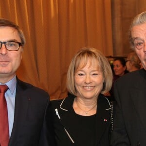 Christian Flaesch, Martine Monteil et Alain Delon - Remise du 70e prix du polar "Quai des Orfèvres 2017" par la marraine l'actrice Alice Taglioni, à Pierre Pouchairet pour son livre "Mortels Traffics" à Paris. Le 15 novembre 2016, en présence d'Alain Delon et Jean-Paul Belmondo qui ont reçu des médailles. © Didier Sabardin/Bestimage