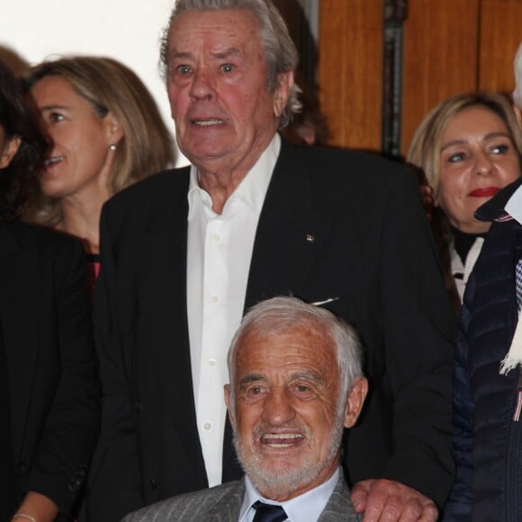 Alain Delon et Jean-Paul Belmondo - Remise du 70e prix du polar "Quai des Orfèvres 2017" par la marraine l'actrice Alice Taglioni, à Pierre Pouchairet pour son livre "Mortels Traffics" à Paris. Le 15 novembre 2016, en présence d'Alain Delon et Jean-Paul Belmondo qui ont reçu des médailles. © Didier Sabardin/Bestimage