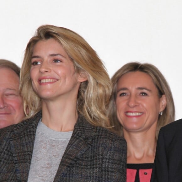 Alice Taglioni, Alain Delon, Jean-Paul Belmondo - Remise du 70e prix du polar "Quai des Orfèvres 2017" par la marraine l'actrice Alice Taglioni, à Pierre Pouchairet pour son livre "Mortels Traffics" à Paris. Le 15 novembre 2016, en présence d'Alain Delon et Jean-Paul Belmondo qui ont reçu des médailles. © Didier Sabardin/Bestimage