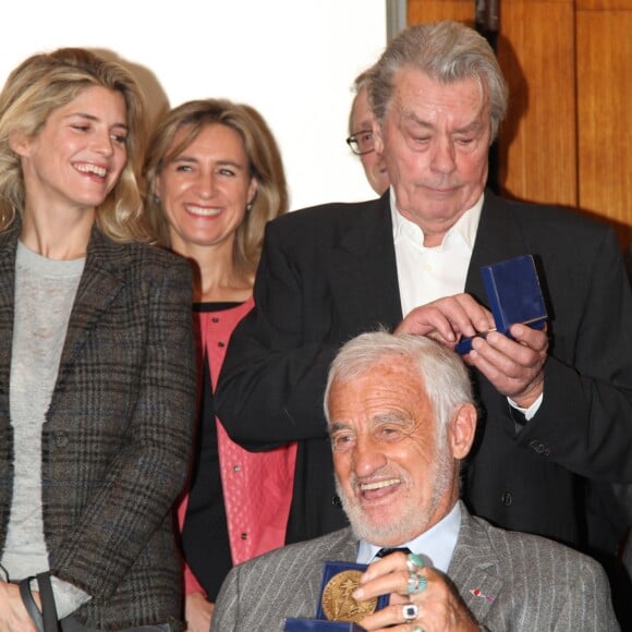 Alice Taglioni, Alain Delon, Jean-Paul Belmondo - Remise du 70ème prix du polar "Quai des Orfèvres 2017" par la marraine l'actrice Alice Taglioni, à Pierre Pouchairet pour son livre "Mortels Traffics" à Paris. Le 15 novembre 2016, en présence d'Alain Delon et Jean-Paul Belmondo qui ont reçu des médailles. © Didier Sabardin/Bestimage15/11/2016 - Paris