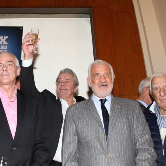 Pierre Pouchairet, Alain Delon, Jean-Paul Belmondo, Charles Gérard - Remise du 70e prix du polar "Quai des Orfèvres 2017" par la marraine l'actrice Alice Taglioni, à Pierre Pouchairet pour son livre "Mortels Traffics" à Paris. Le 15 novembre 2016, en présence d'Alain Delon et Jean-Paul Belmondo qui ont reçu des médailles. © Didier Sabardin/Bestimage