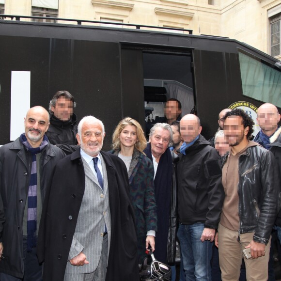 George Salinas (Chef Adjoint de la BRI), Alain Delon, Jean-Paul Belmondo, Alice Taglioni - Remise du 70ème prix du polar "Quai des Orfèvres 2017" par la marraine l'actrice Alice Taglioni, à Pierre Pouchairet pour son livre "Mortels Traffics" à Paris. Le 15 novembre 2016, en présence d'Alain Delon et Jean-Paul Belmondo qui ont reçu des médailles. © Didier Sabardin/Bestimage