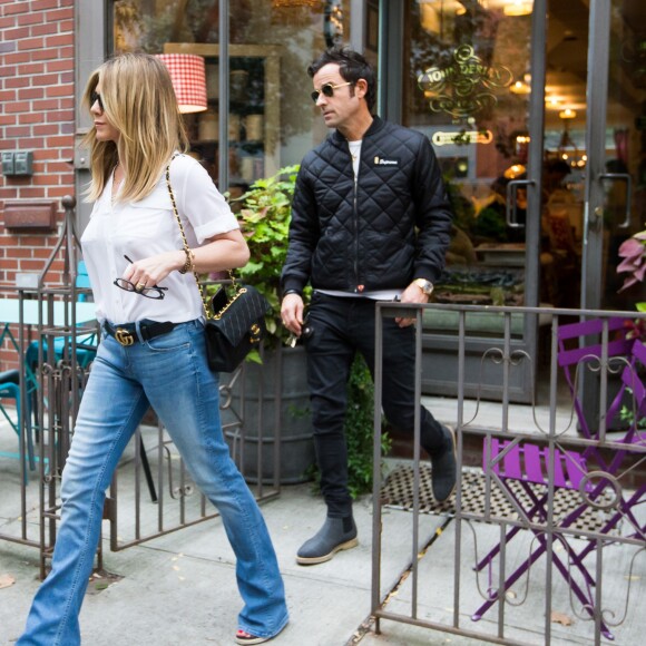 Jennifer Aniston et son mari Justin Theroux se promènent dans les rues de New York, le 28 septembre 2016