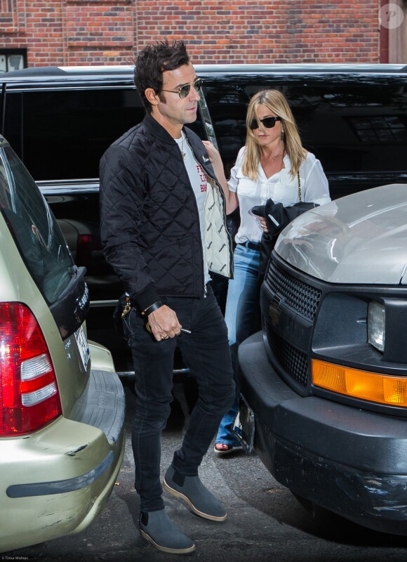 Jennifer Aniston et son mari Justin Theroux se promènent dans les rues de New York, le 28 septembre 2016
