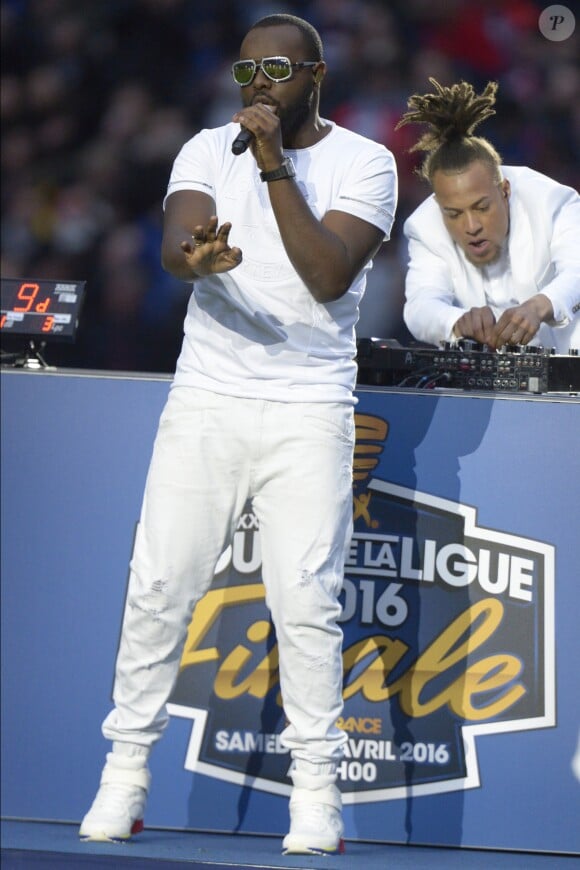 Maitre Gims en concert pendant la finale de la Coupe de la Ligue au Stade de France le 23 avril 2016.