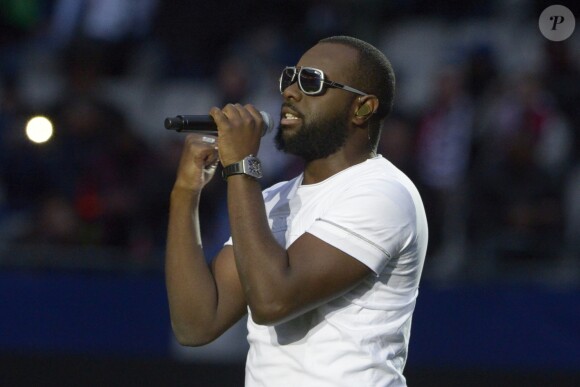 Maitre Gims en concert pendant la finale de la Coupe de la Ligue au Stade de France le 23 avril 2016.