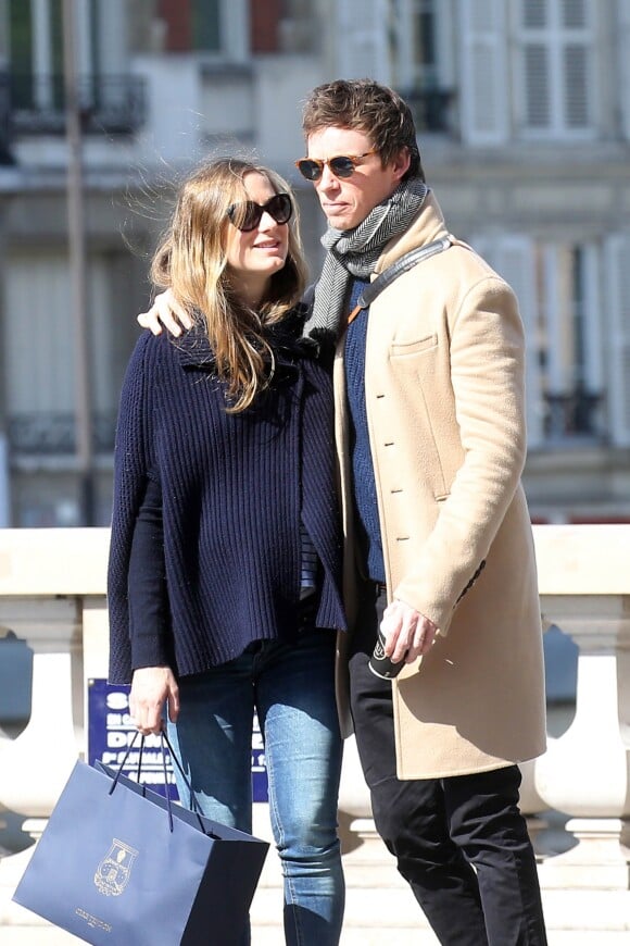 Exclusif - Prix Spécial - No web sans autorisation - Eddie Redmayne et sa femme Hannah Bagshawe (enceinte) continuent leurs sorties dans Paris et font le tour de la Place des Vosges le 6 avril 2016.