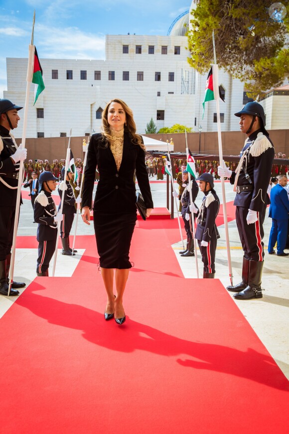 La reine Rania de Jordanie, très élégante, arrivant pour le Discours du Trône prononcé par son mari le roi Abdullah II le 7 novembre 2016 à Amman.