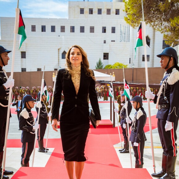 La reine Rania de Jordanie, très élégante, arrivant pour le Discours du Trône prononcé par son mari le roi Abdullah II le 7 novembre 2016 à Amman.