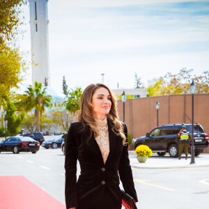 La reine Rania de Jordanie, très élégante, arrivant pour le Discours du Trône prononcé par son mari le roi Abdullah II le 7 novembre 2016 à Amman.