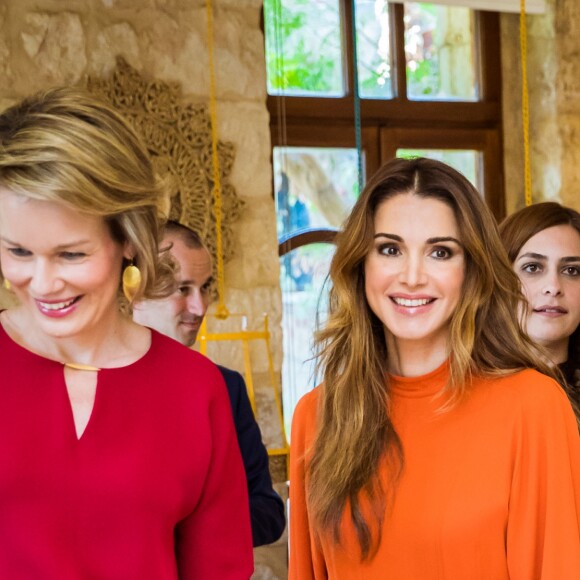 La reine Rania de Jordanie accueillait le 25 octobre 2016 la reine Mathilde de Belgique à Amman et lui faisait visiter la Jordan River Foundation.