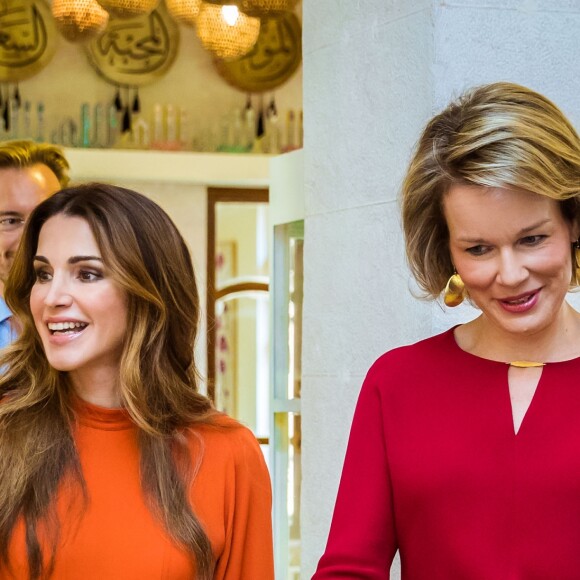 La reine Rania de Jordanie accueillait le 25 octobre 2016 la reine Mathilde de Belgique à Amman et lui faisait visiter la Jordan River Foundation.