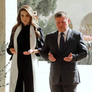 La reine Rania et le roi Abdullah II de Jordanie prient ensemble sur la tombe du Roi Hussein au cimetière al-Maquar à Amman en Jordanie le 14 novembre 2016.