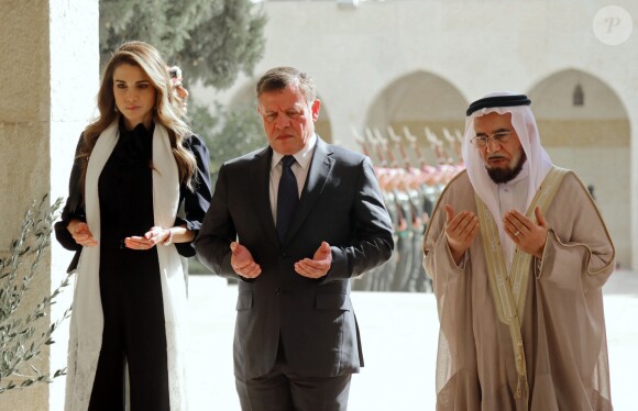 La reine Rania et le roi Abdullah II de Jordanie prient ensemble sur la tombe du Roi Hussein au cimetière al-Maquar à Amman en Jordanie le 14 novembre 2016.